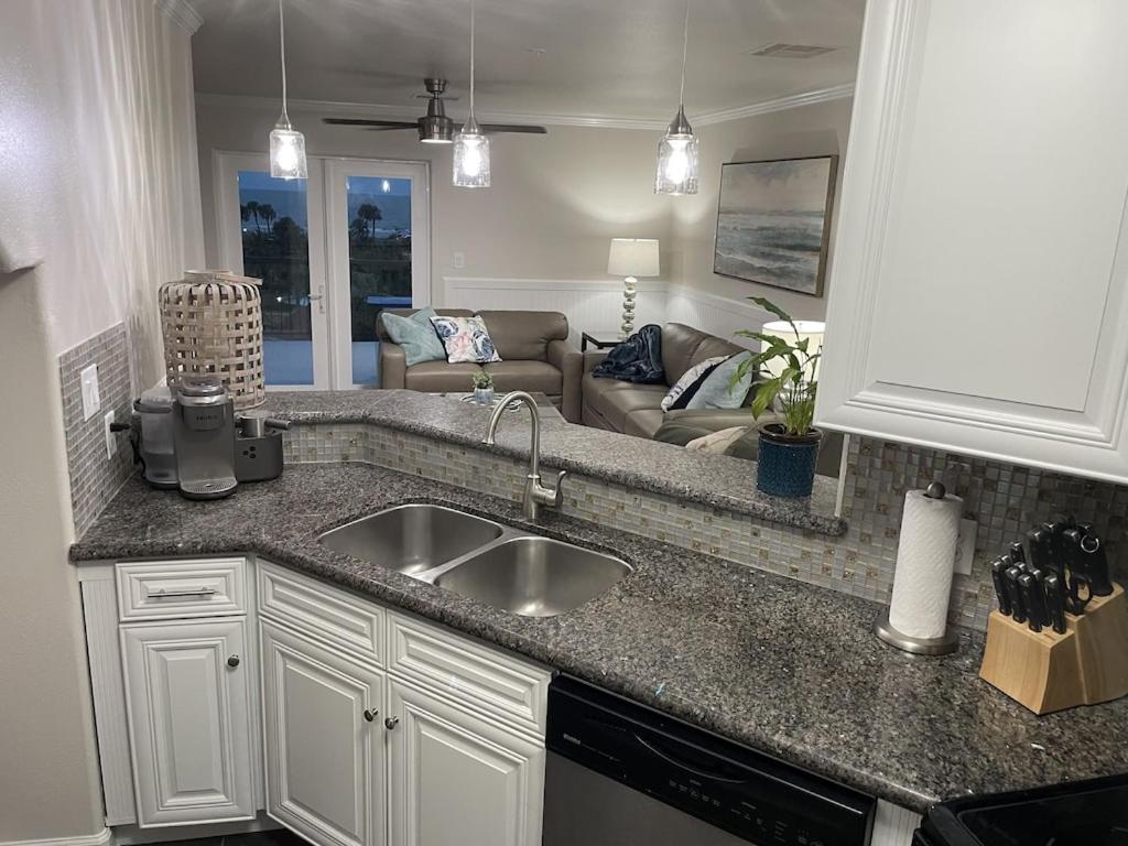 Apartment The Maravilla, Wonderful Pool/beach View, Newly Renovated, 3 Pools Corner *
