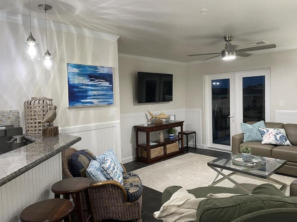 The Maravilla, Wonderful Pool/beach View, Newly Renovated, 3 Pools Corner Apartment Galveston